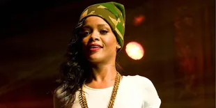 Mau Tetap Stylish Kala Hujan? Intip Gaya Rihanna!