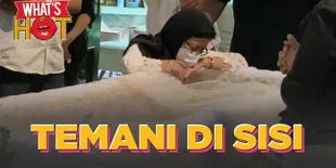 Maura Magnalia Meninggal Dunia, Nurul Arifin Pandangi Jenazah Di Samping Peti