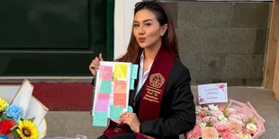 Mayang Lucyana Lulus Sidang Skripsi, Tulis Pesan untuk Vanessa Angel &amp; Ibu yang Telah Berpulang