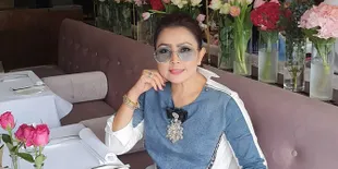 Mayangsari Pose Pakai Bathrobe Habis Mandi, Banjir Pujian dan Disebut Awet Muda