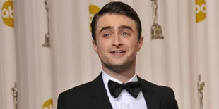 'Mayat' Daniel Radcliffe Kentut Terus, Banyak Orang Tak Tahan