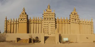 Megahnya Masjid yang Dibangun dari Lumpur