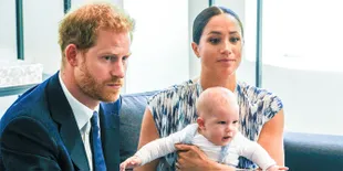 Meghan Markle &#38; Pangeran Harry Rilis Kartu Natal, Foto Baby Archie Bikin Gemas Netizen