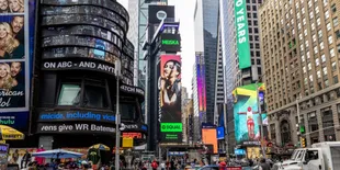 Meiska Tembus Billboard Times Square New York, Rayakan Rilis Lagu 'Datang Tepat Waktu'