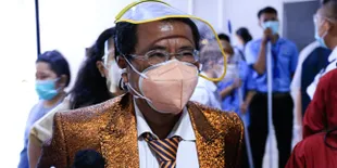 Meja Kerja Pindah Dekat Kolam Renang Selama WFH, Hotman Paris: Begitu Pikiran Suntuk Langsung Loncat
