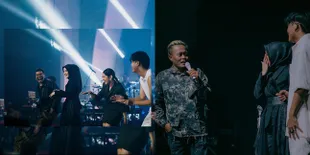 7 Potret Konser Rizky Febian, Ada Putri Delina yang Bahagia Bercampur Haru Berhasil Wujudkan Keinginan Mendiang Lina