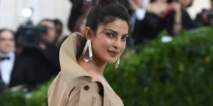 Melenggang di MET Gala, Priyanka Pilih Trench Coat Super Panjang