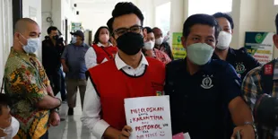 Melihat Anaknya Diborgol dan Diperlakukan Seperti Penjahat, Ibunda Adam Deni Menangis Sesenggukan