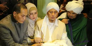 Melihat Rambut Nabi Muhammad dari Dekat, Hati Opick Bergetar