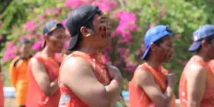 Melihat Semangat Para Tuna Netra Lomba Baris Berbaris Sambut Kemerdekaan