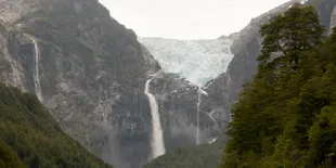 Memikatnya Pemandangan Air Terjun Es di Chili!