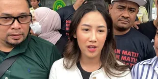 Memohon Doa dan Berusaha Tegar, Tamara Tyasmara dan Angger Dimas Jadi Saksi dalam Sidang Kematian Putranya