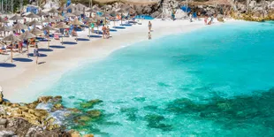 Menakjubkan, Pantai Ini Berpasir Pualam!