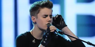 Menang, Justin Bieber Seret Wanita ke Panggung AMA 2012