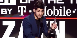 Menang Piala di AMA 2016, Zayn Malik Lempar Candaan Soal 1D