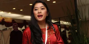 Menantu Presiden, Aliya Rajasa Berani Berbalut Merah