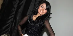Mendadak Terkenal, Siti Badriah Diserbu Fans Saat Salat