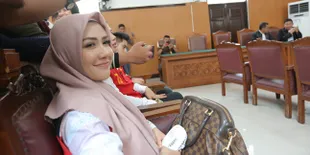Mengaku Dapat Hikmah di Dalam Penjara, Rey Utami Sekarang Sudah Pakai Mukena Sebelum Adzan