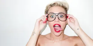 Mengaku Panseksual, Cinta Pertama Miley Cyrus Ternyata Cewek!
