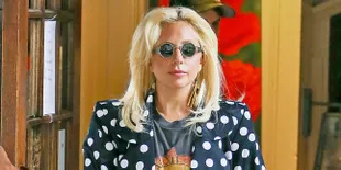 Mengerikan! Tangan Lady Gaga Berdarah-Darah Pegang Naskah