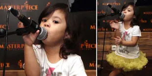 Menggemaskan! Naik 'Panggung', Safeea Berdandan 'Seksi'