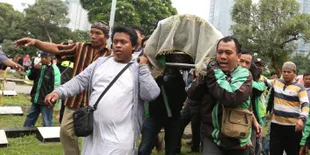 Mengharukan, Komunitas Ojek Online Ikut Mengawal Jenazah Laela Sari Hingga Dikuburkan