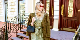 Mengintip Gaya Parisian Chic ala Bintang Hollywood, Level Up Fashionmu di Tahun Baru