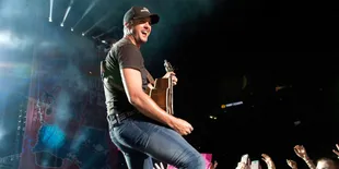 Menikmati Lagu-Lagu Balada di Buckeye Country Superfest