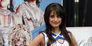 Menor Dengan Lipstik Merah Menyala, Pooja Sharma Masih Cantik?