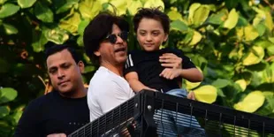 Menurut AbRam, Shahrukh Khan Lebih Ganteng Daripada Dirinya Karena Alasan Ini