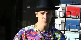 Menyentuh, Justin Bieber Beri Surprise Pada Korban Kebakaran