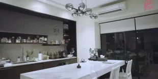 Menyusuri Dapur Minimalis Modern Vidi Aldiano, Lengkap dengan Kitchen Island