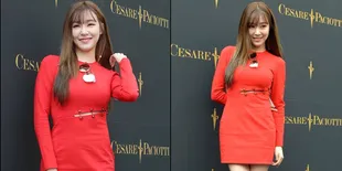 Pakai Merah, Tiffany SNSD Naik Red Ferrari Bak Sosialita