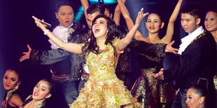 Meriahkan HUT Global TV, Syahrini Tampil Serba Emas &#38; Perak