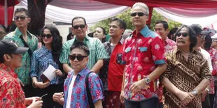 Meriahkan Pawai FFI, Ratusan Artis &#38; Pejabat Kompak Kenakan Batik