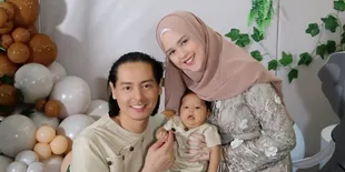 Meski Capek Harus Begadang, Roger Danuarta - Cut Meyriska Bahagia Lihat Bayi Tersenyum