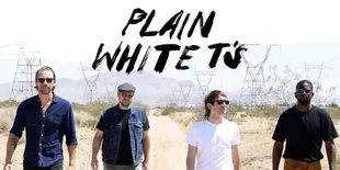 Meski Diguyur Hujan Deras, Penonton Soundrenaline 2022 Tetap Setia Temani Plain White T's