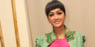 Meski Puasa, Julia Perez Blusukan ke TPA Bantar Gebang