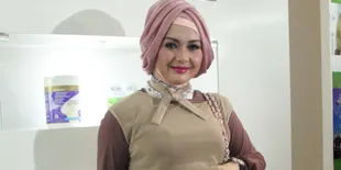 Meski Suami di Penjara, Edies Adelia Tetap Setia