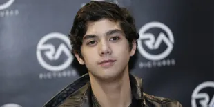 Mesra! Al Ghazali dan Alyssa Daguise Pamer Foto Peluk Cium di Kolam di Bali