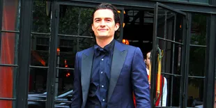 Mesra di Pantai Dengan Wanita, Orlando Bloom Sukses Move On?
