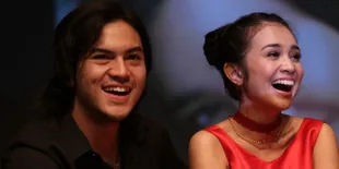 Mesra, Michelle Ziudith Sandarkan Kepala di Bahu Rizky Nazar