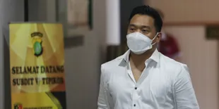 Michael Yukinobu de Fretes Penuhi Panggilan Polda Terkait Video Panas Gisella Anastasia, Rapi Pakai Kemeja Putih