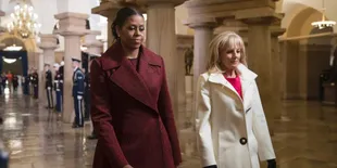 Michelle Obama Unggah Foto Ungkapan Cinta Untuk Sang Suami