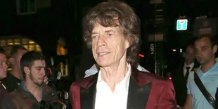 Mick Jagger Asyik di Pantai Sebelum Kekasih Meninggal