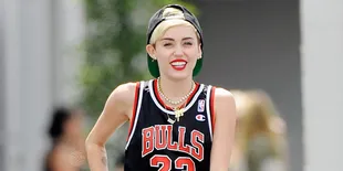 Miley Cyrus Acungkan Jari Tengah di Depan Umum