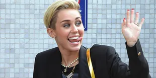 Miley Cyrus Dirumorkan Berkencan Dengan Produsernya
