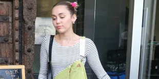 Miley Cyrus Lepas Cincin Tunangannya Dengan Liam Hemsworth