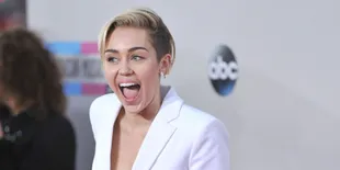 Miley Cyrus Pamer Foto Ciuman Bareng Anjing, Romantis Atau ...?