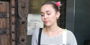 Miley Cyrus Tak Terlalu Suka Cincin Tunangan Dari Liam Hemsworth